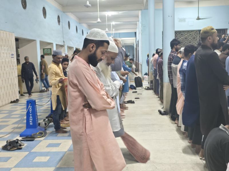 প্রথম তারাবিতে বায়তুল মোকাররমে মুসল্লিদের ঢল